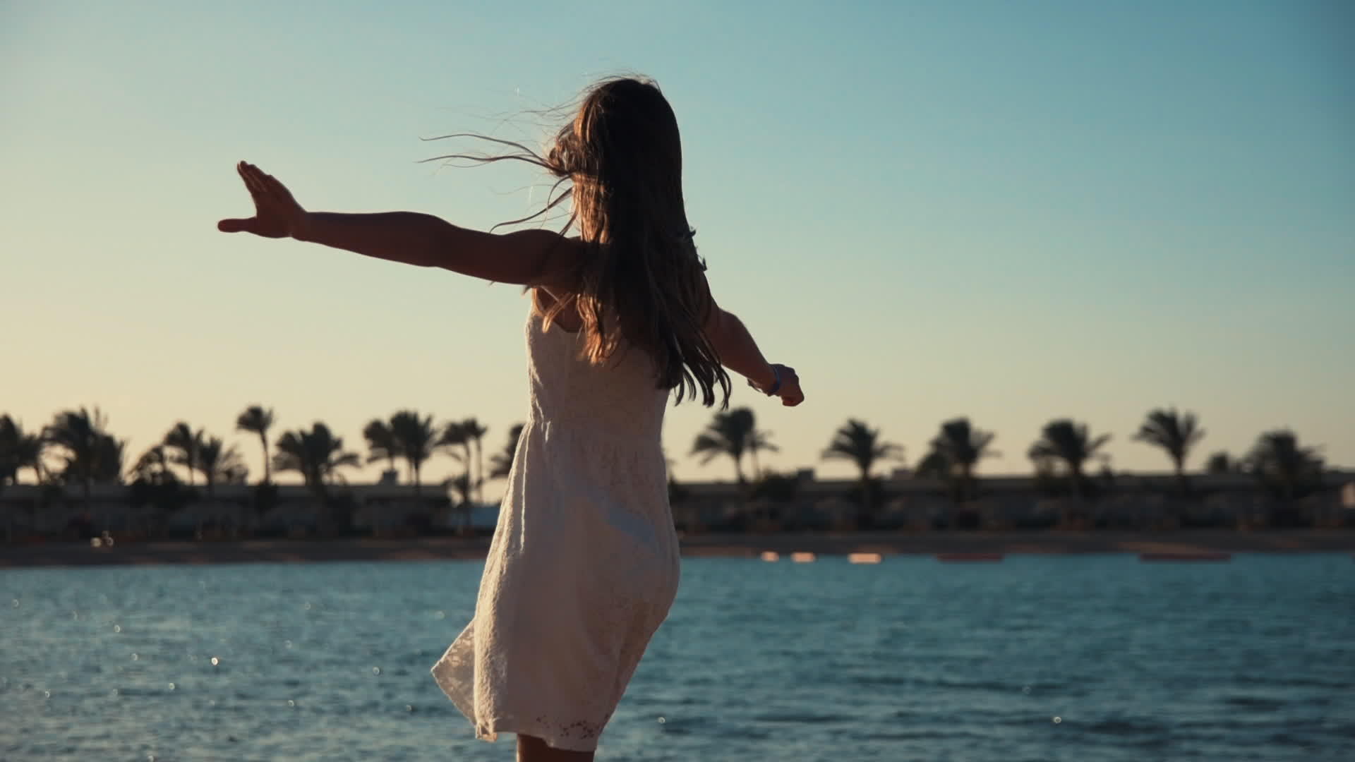 在轻女孩在沙滩上跳舞享受愉快的时光视频的预览图