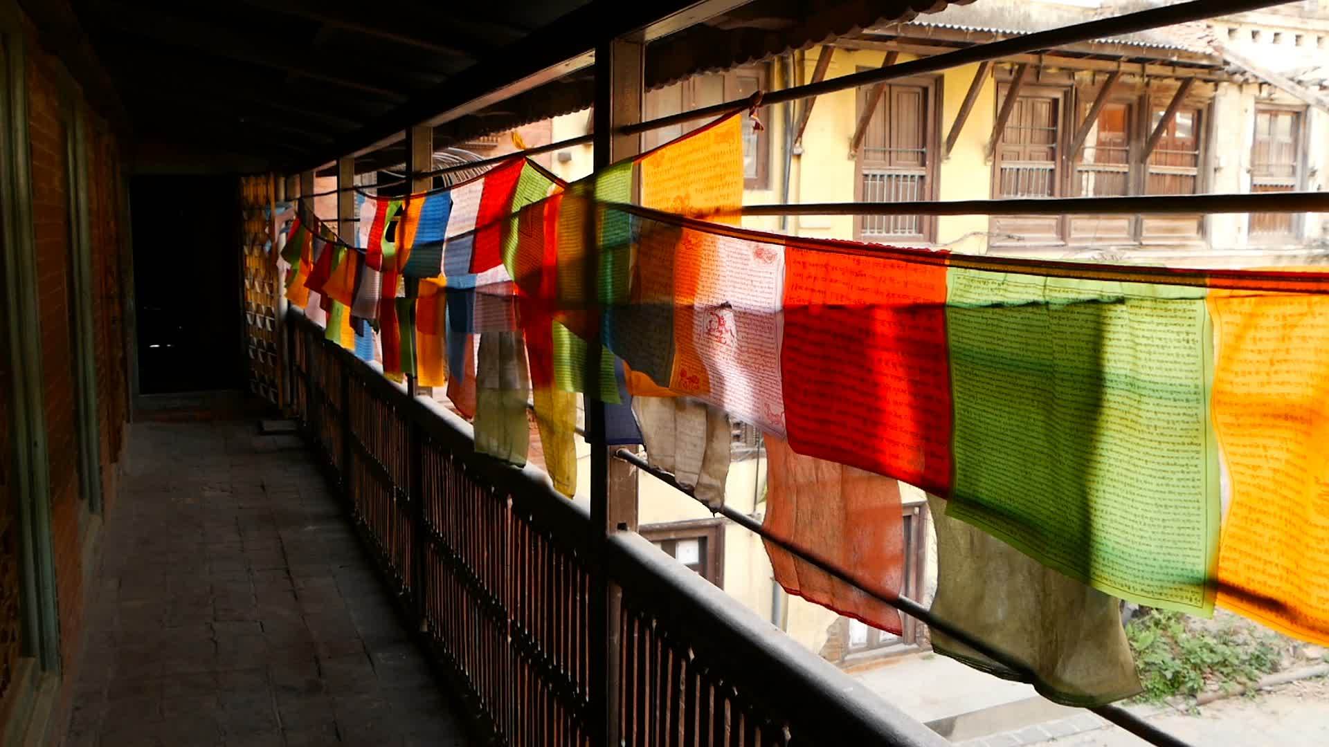 房子露台上的彩色织物用五颜六色的织物和祈祷挂在户外视频的预览图