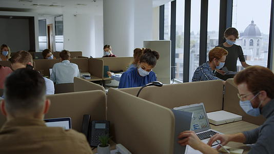 女商人和实业家在科罗纳病毒大流行期间在办公室工作视频的预览图