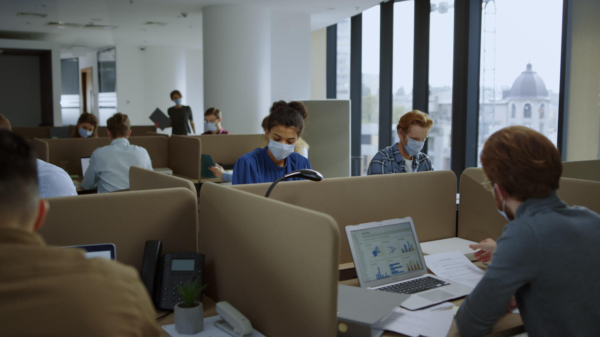戴口罩的商人在科罗纳病毒大流行期间在办公室工作视频的预览图