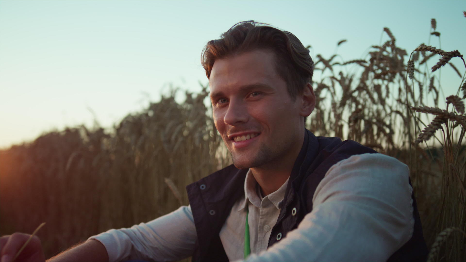微笑的农夫摆在麦田肖像上视频的预览图
