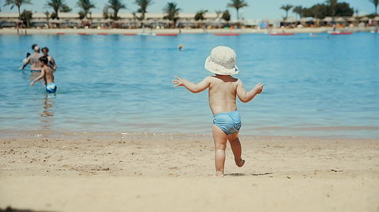 可爱的宝宝在海边奔跑视频的预览图