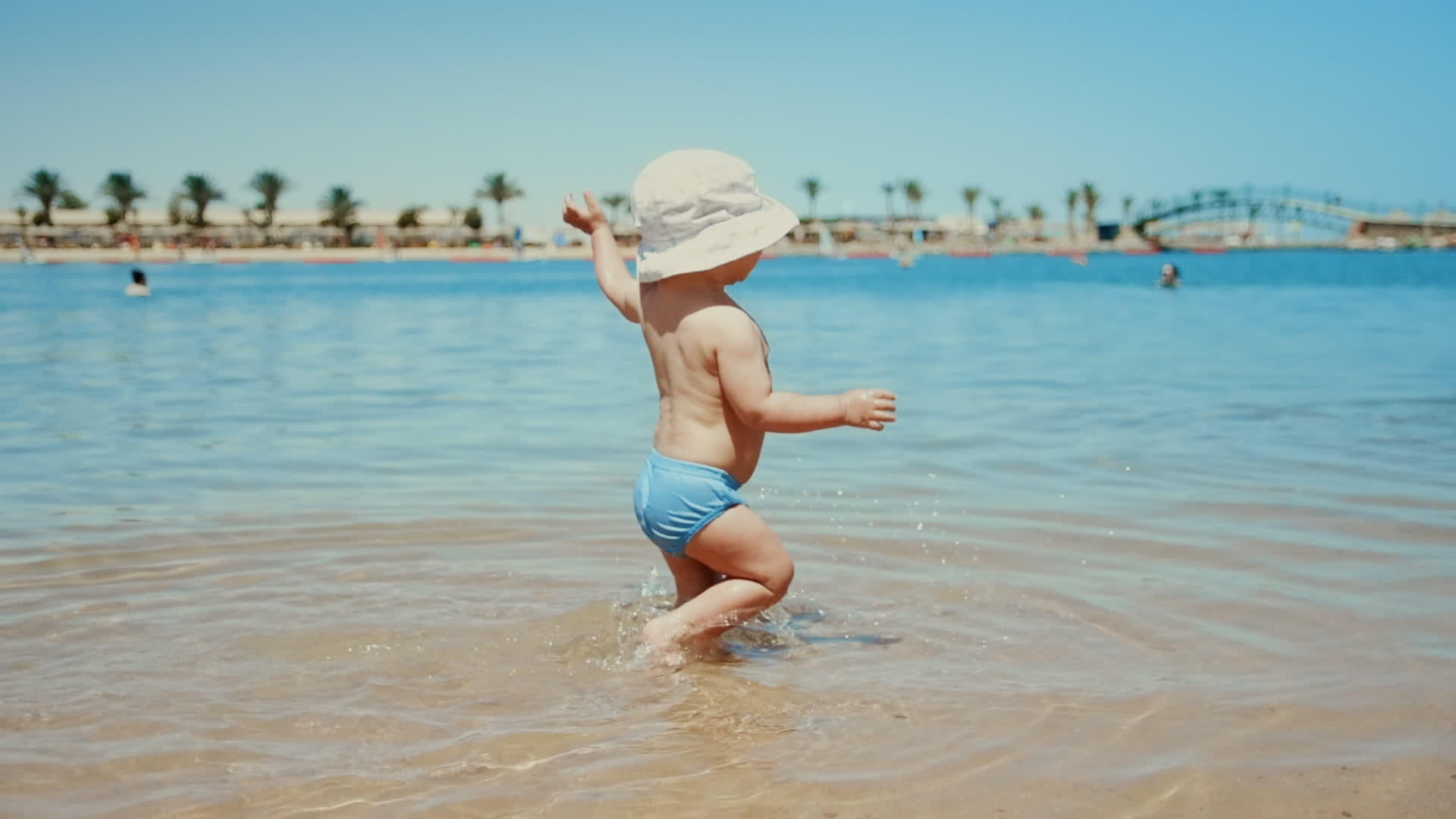 可爱的宝宝在海里玩水视频的预览图