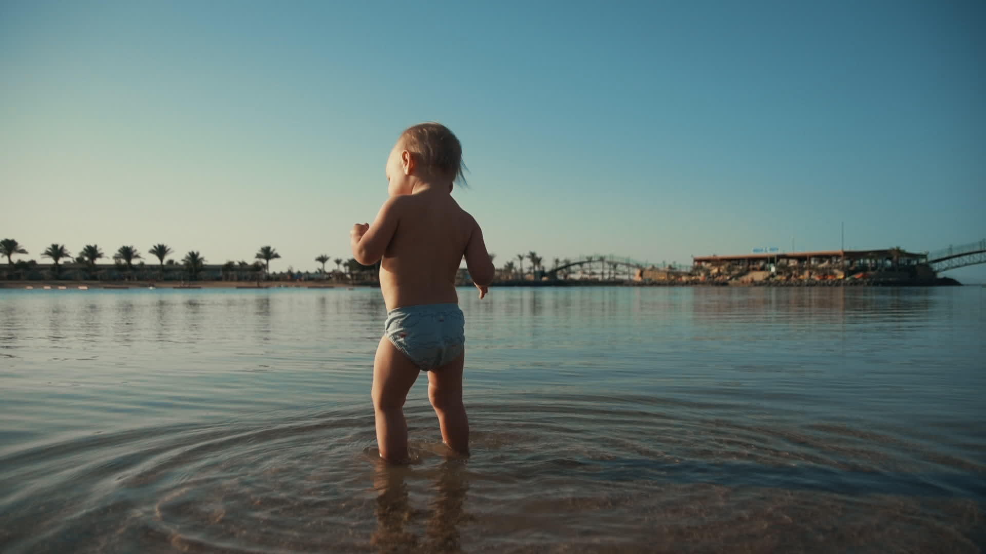 可爱的宝宝在海里玩水视频的预览图