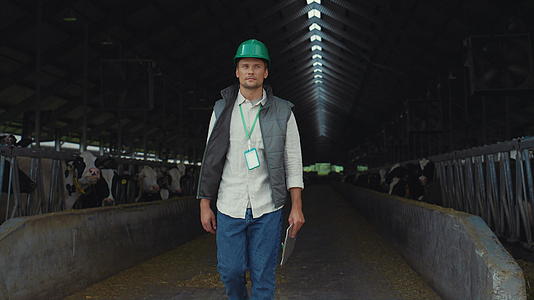 农民工独自走在谷仓里视频的预览图