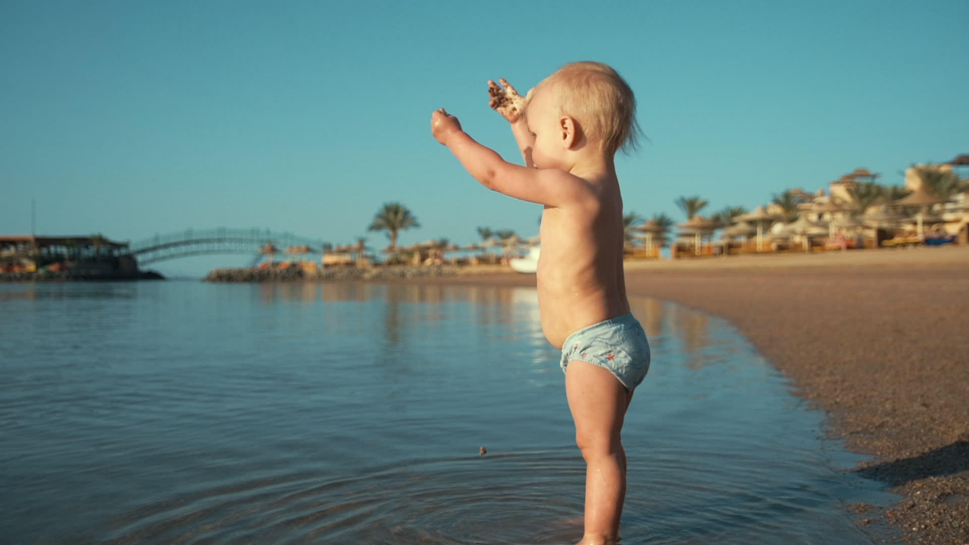可爱的宝宝在海边玩耍视频的预览图