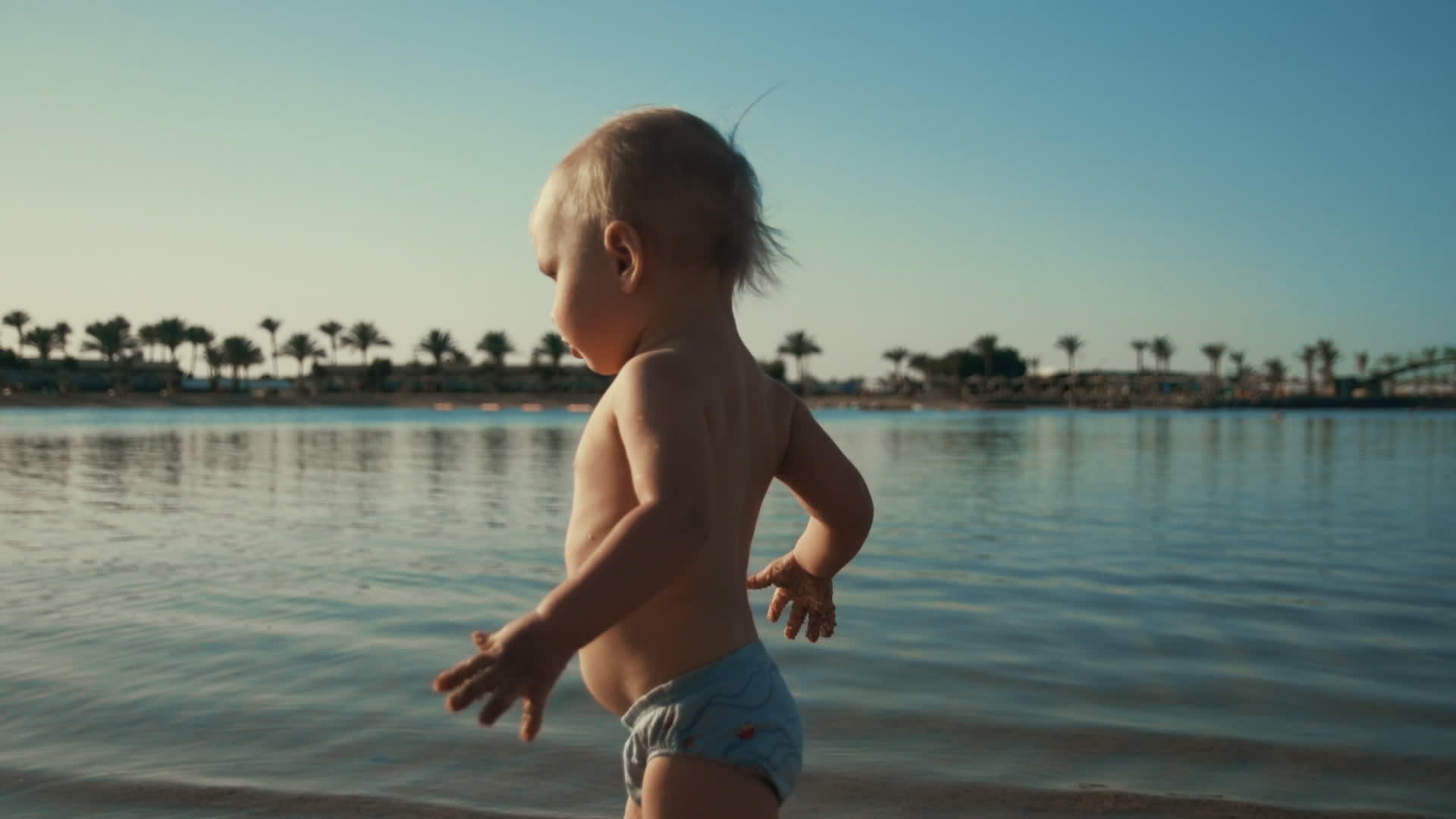 可爱的宝宝在海滩上泼水视频的预览图