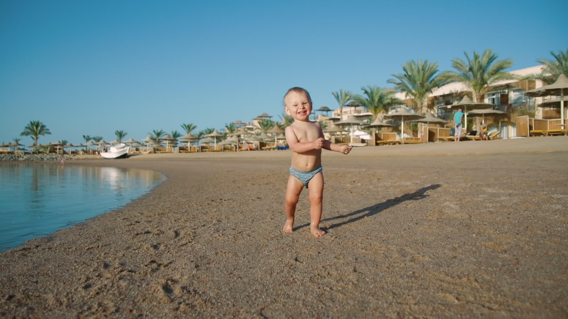 快乐的宝宝在海滩海岸玩耍视频的预览图