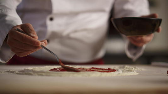 厨师在餐厅做意大利比萨比萨视频的预览图