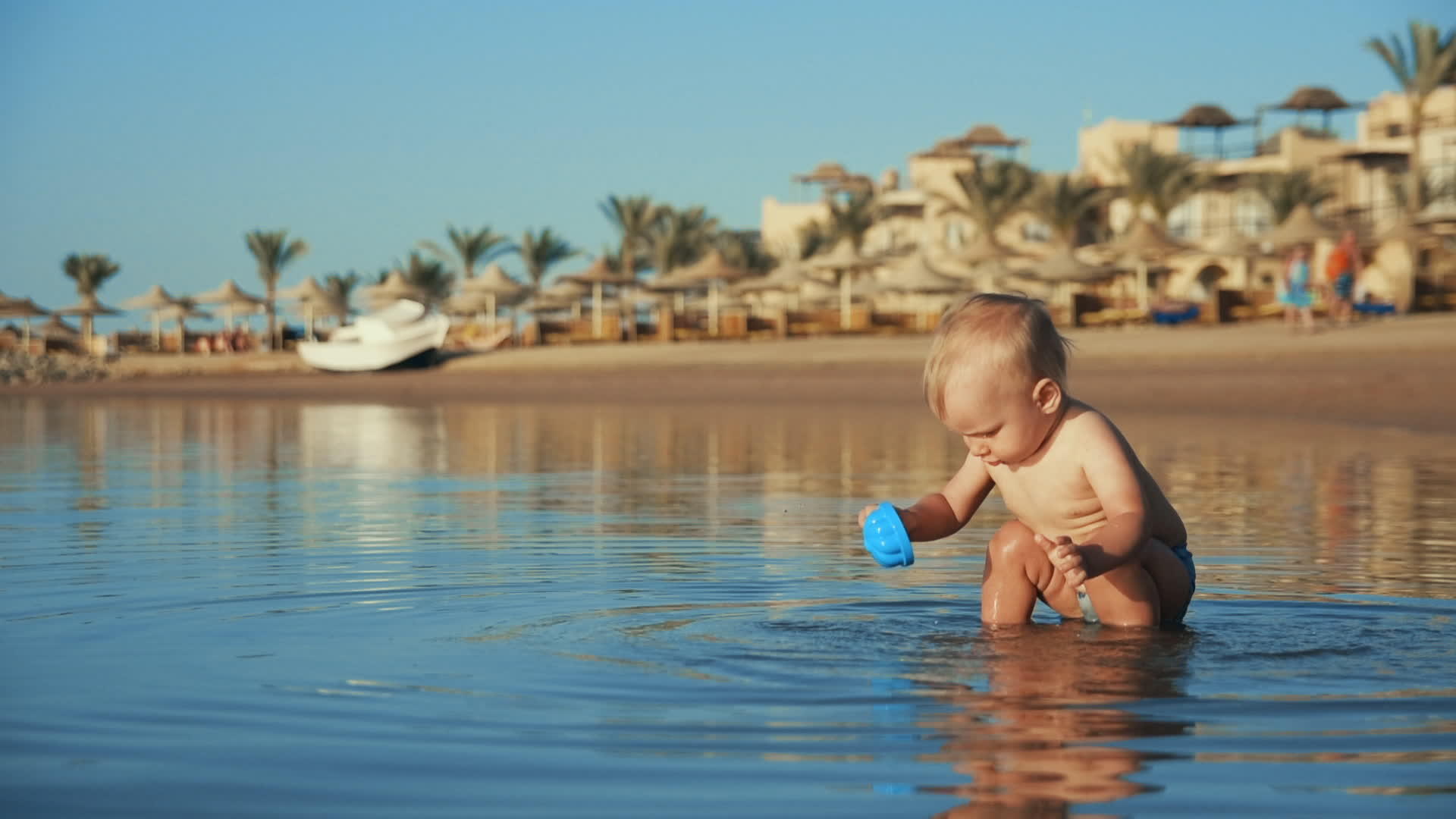 胖乎乎可爱的宝宝在海里玩玩具视频的预览图
