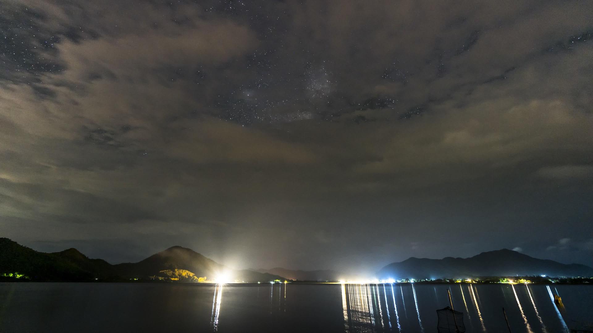 夜间景观车道和反射大坝水的恒星视频的预览图