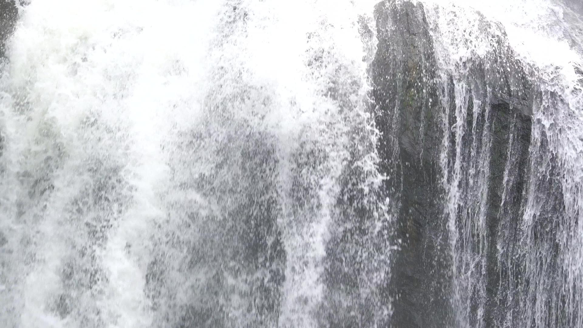 在泰国巨大的黑石热带森林花岗岩在瀑布和瀑布中流动视频的预览图