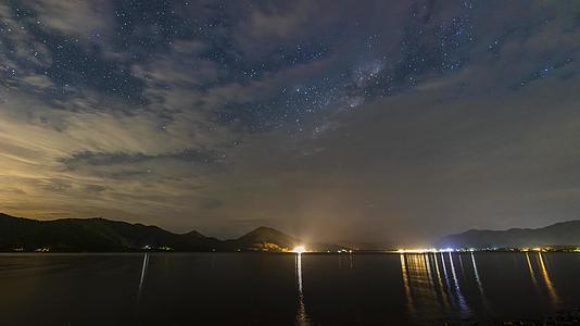 反射流体和恒星在大坝的水面上视频的预览图