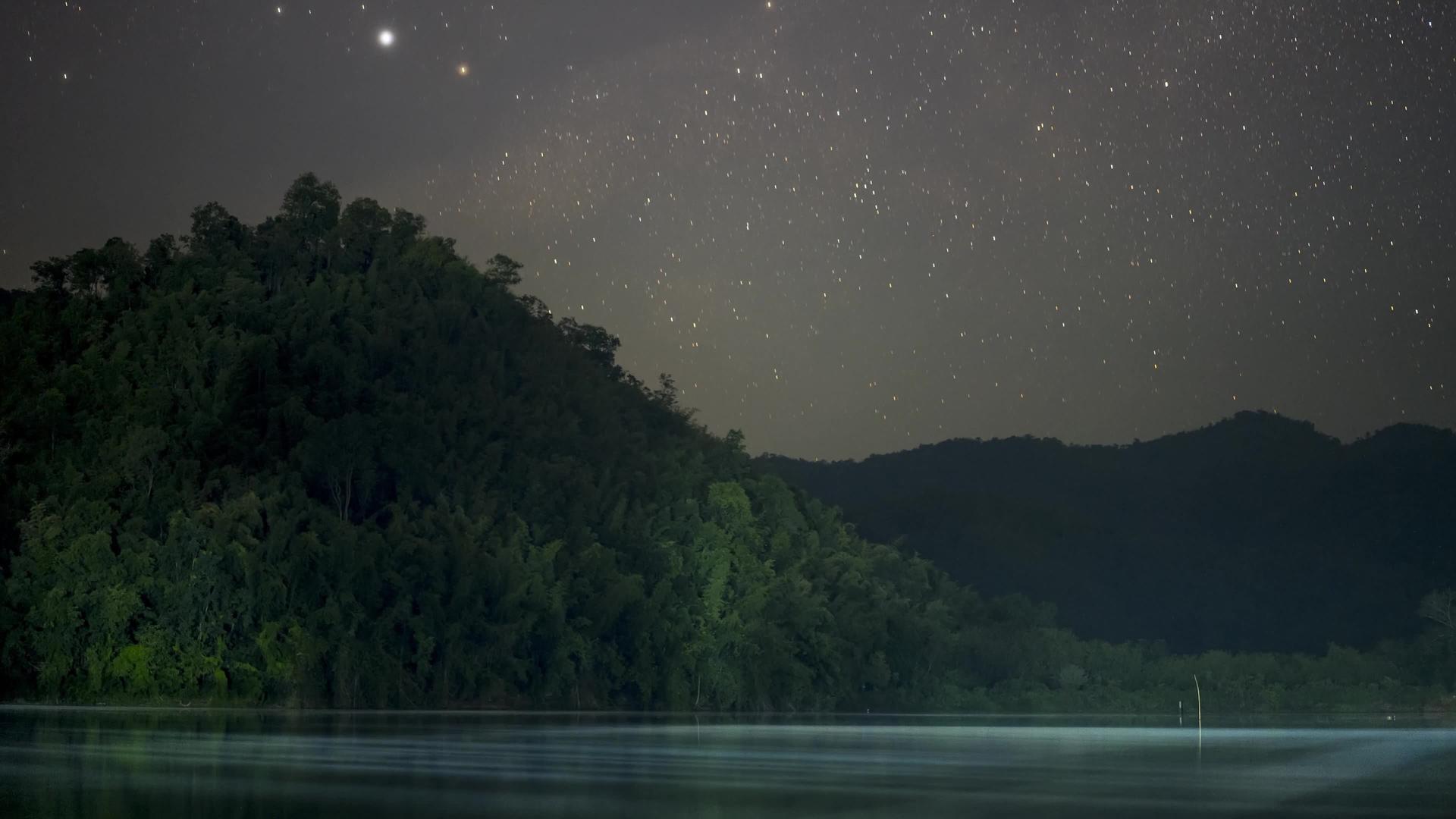 夜景以乳奶的方式观看星光在水上反射视频的预览图