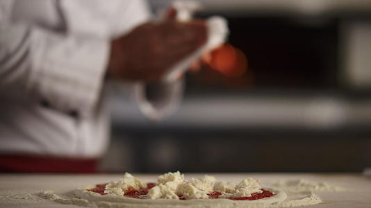 糕点师傅在餐厅厨房做比萨意大利辣香肠视频的预览图