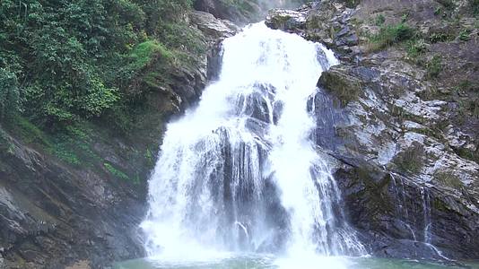 在泰国关闭慢动作瀑布瀑布巨大的黑色石头落在热带视频的预览图