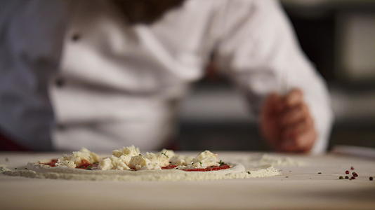 厨师在意大利比萨在餐厅做饭视频的预览图