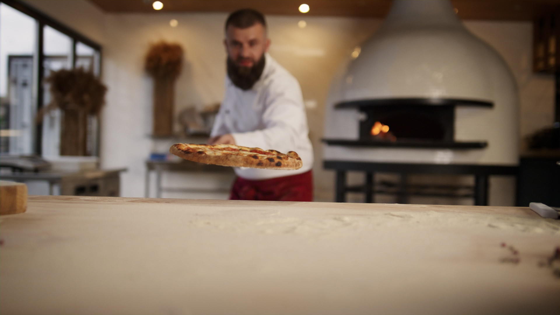 意大利厨师在餐厅做披萨视频的预览图