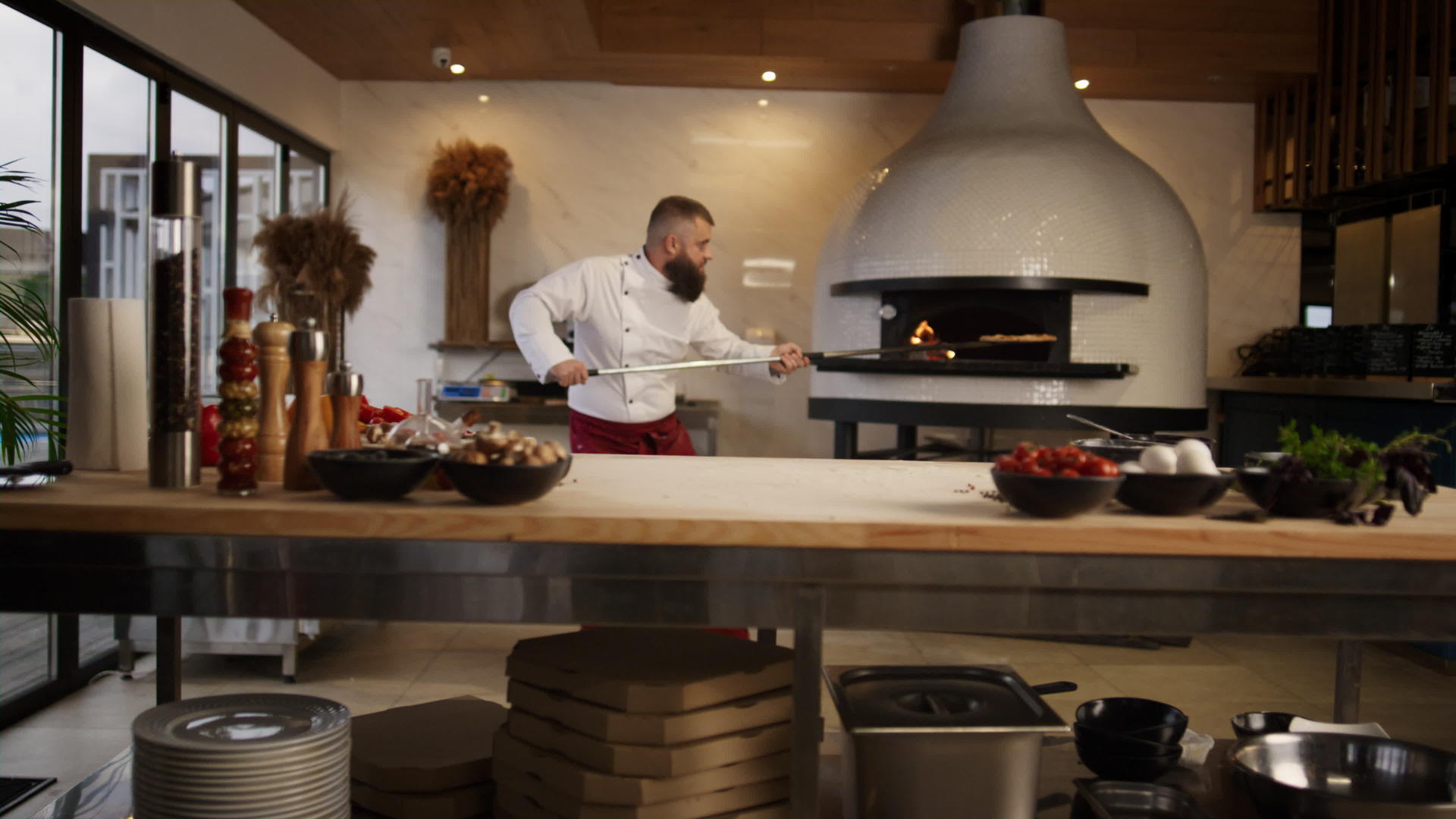 厨师在专业厨房餐厅的炉子里做意大利比萨饼视频的预览图