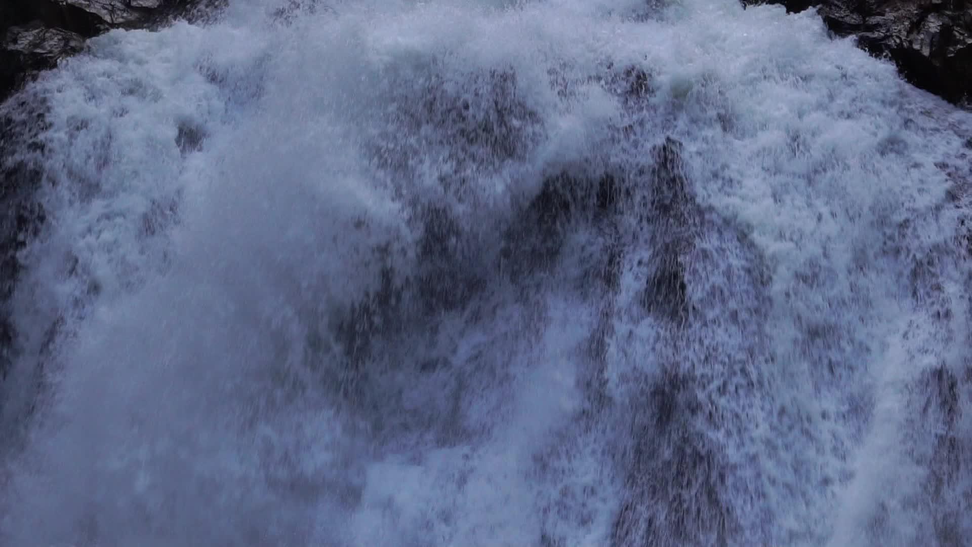 在泰国巨大的黑石热带森林花岗岩在瀑布和瀑布中流动视频的预览图
