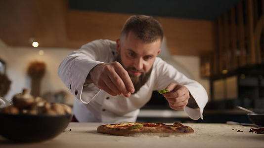厨师在餐厅厨房做素食比萨比萨视频的预览图