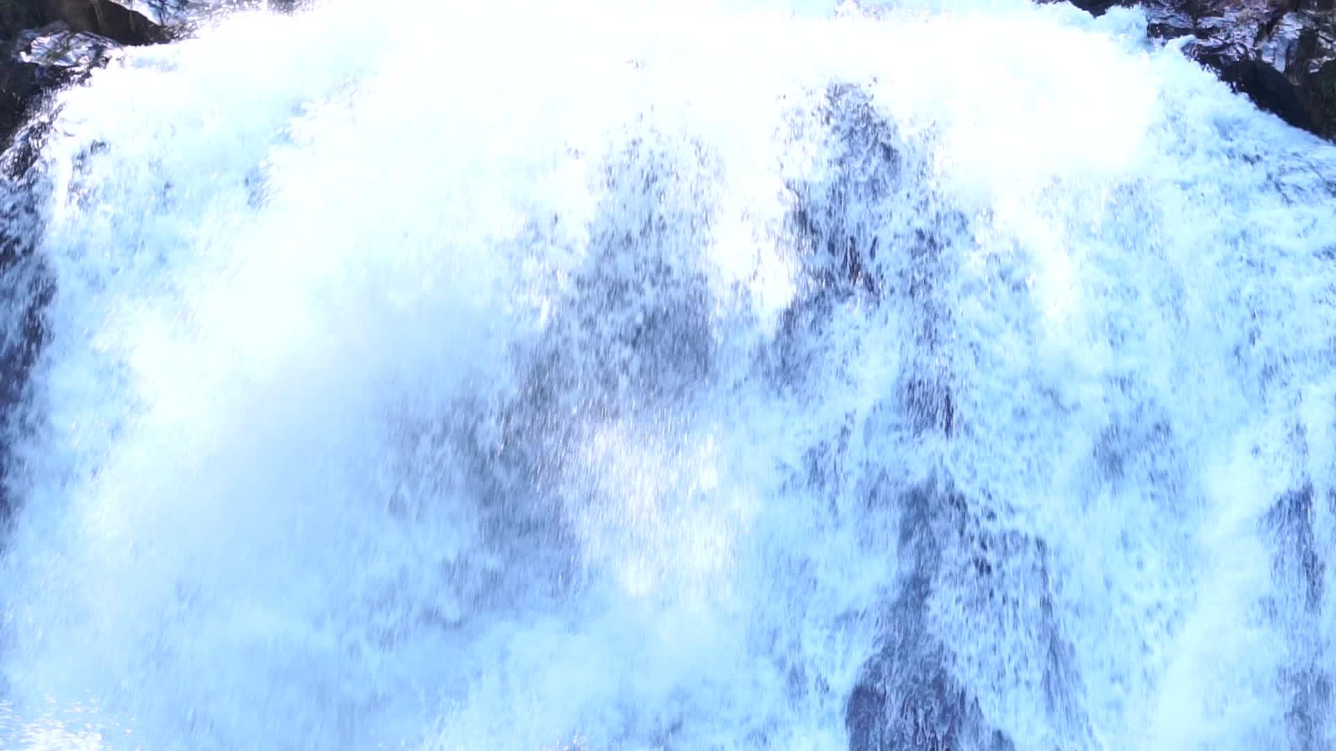 在泰国关闭慢动作瀑布瀑布巨大的黑色石头落在热带视频的预览图