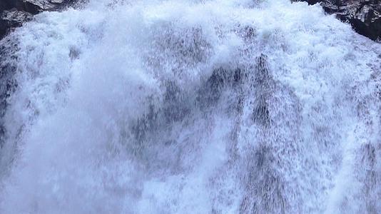 流淌落在泰国瀑布视频的预览图