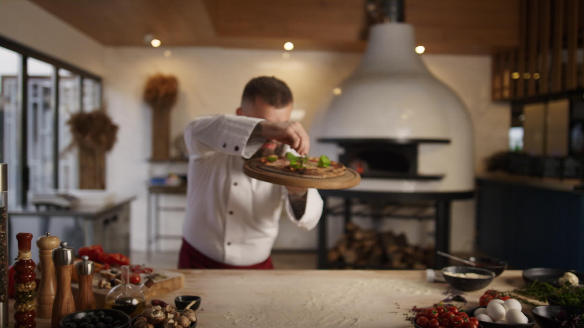专业厨师在意大利美食餐厅厨房提供比萨美食视频的预览图