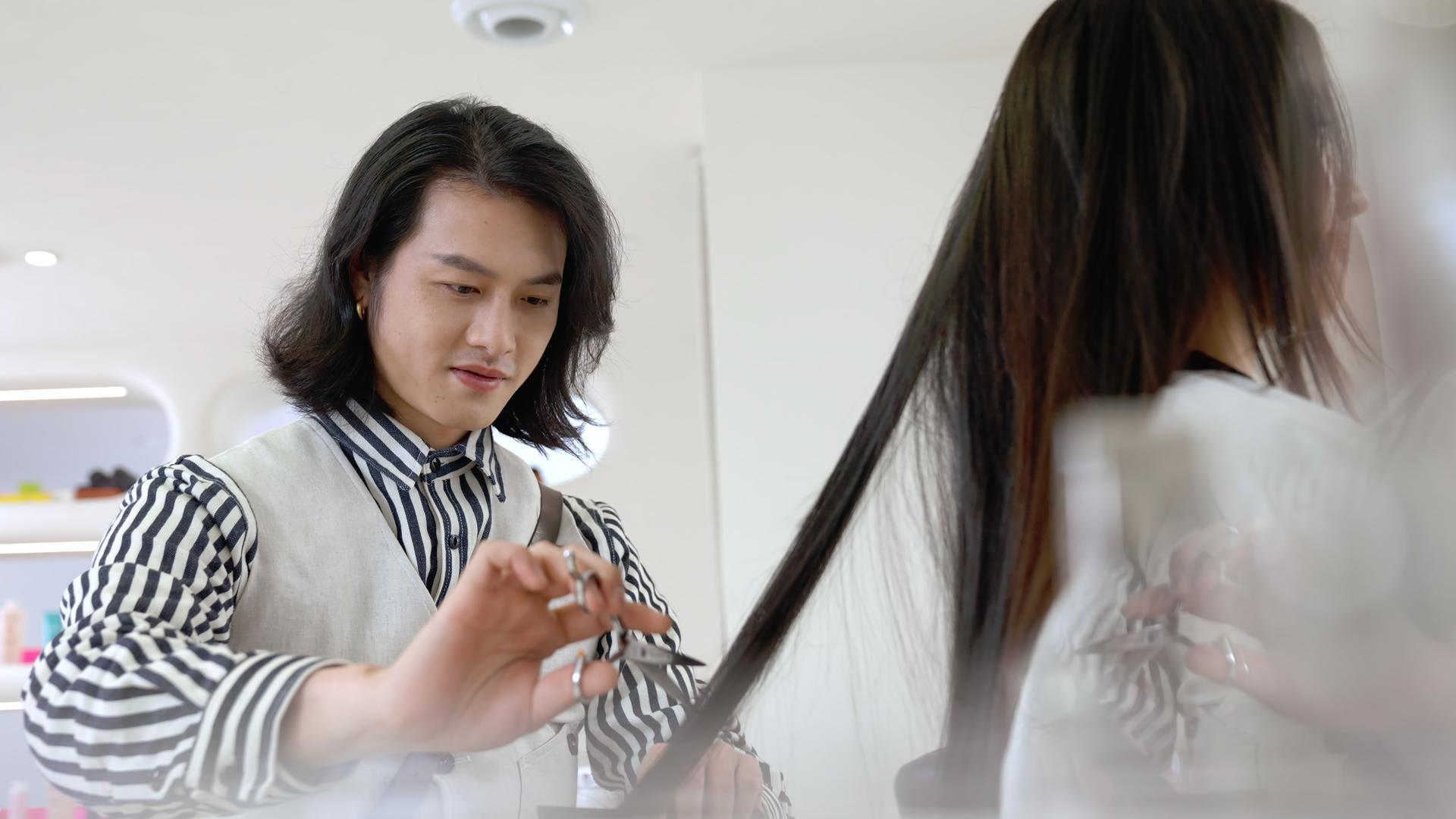 发型师认真为女顾客修剪头发视频的预览图