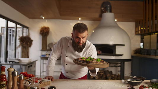 在餐厅厨房里比萨厨师展示了传统的意大利美食食谱视频的预览图
