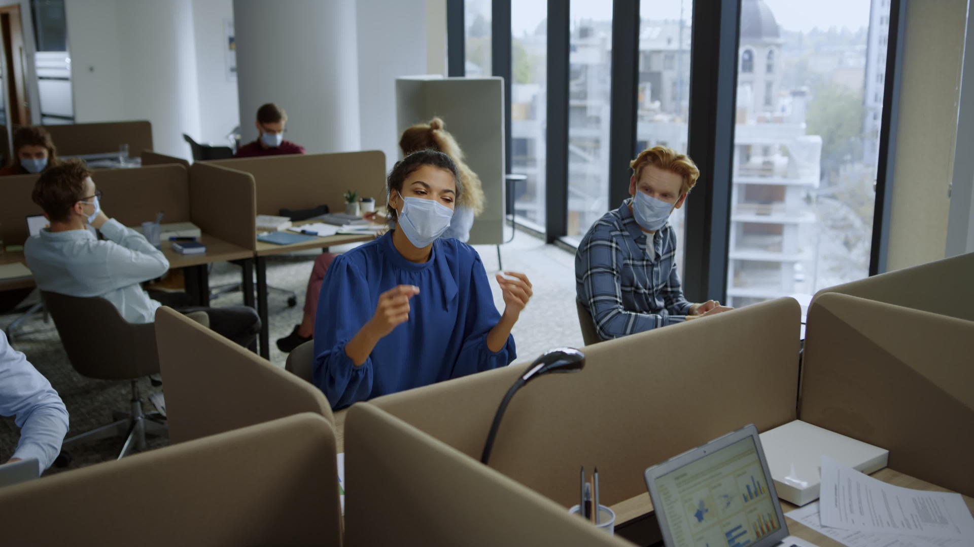 商人和女商人从办公室脸上摘下医用口罩视频的预览图