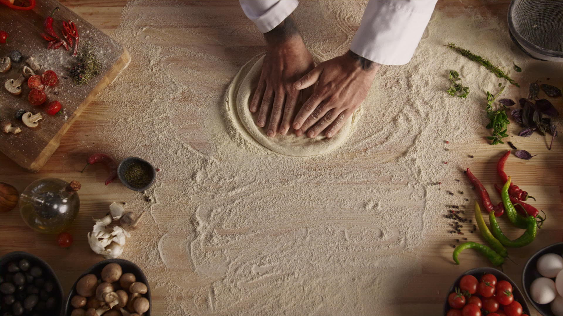 糕点师傅在餐厅厨房砧板上揉面包面团视频的预览图
