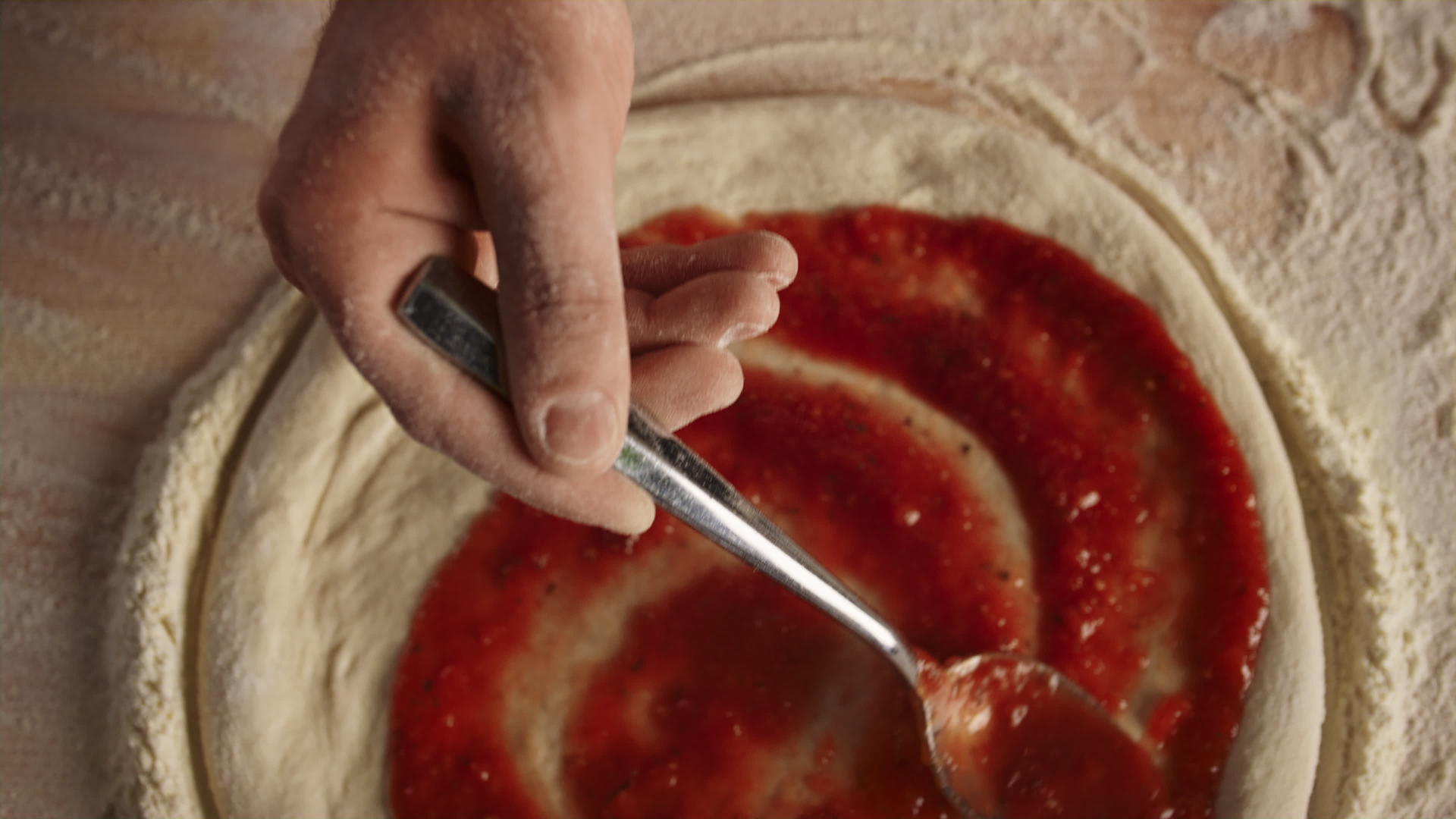 比萨饼厨师将番茄酱番茄酱放在厨房餐厅的生面团上视频的预览图