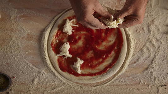 厨师在厨房做自制的比萨饼视频的预览图