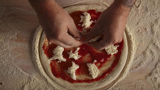 在餐厅的面粉板厨房桌子上男厨师制作意大利香肠视频的预览图