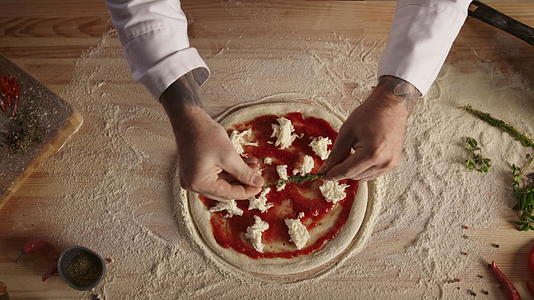 专业厨师在桌子上准备披萨面团视频的预览图