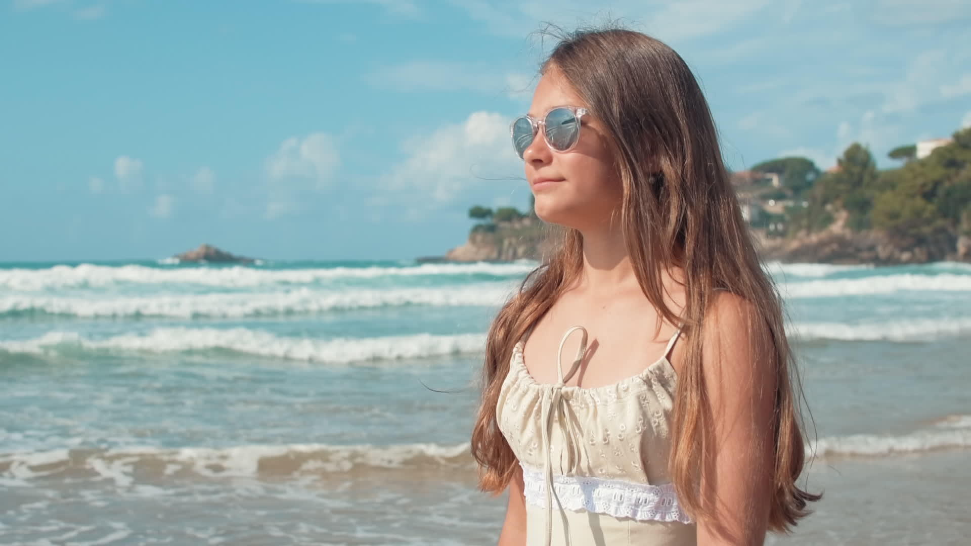 享受海滩度假的年轻女孩视频的预览图