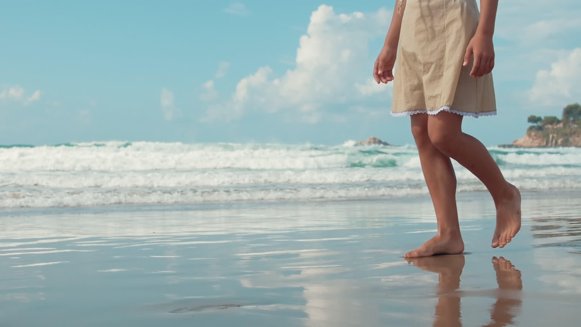 女孩沿着海边走着腿视频的预览图