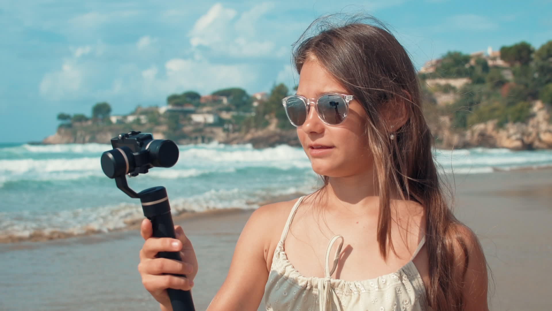 年轻女性在海边年轻女性vlog视频视频的预览图