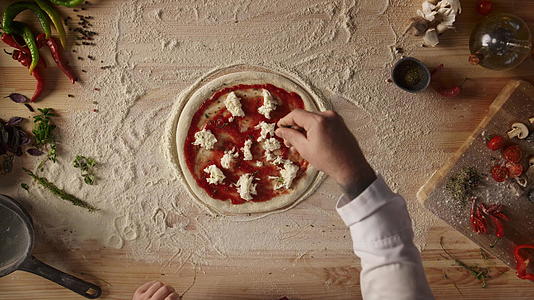 男士在厨房餐桌上制作自制的比萨意大利香肠意大利美食晚餐视频的预览图