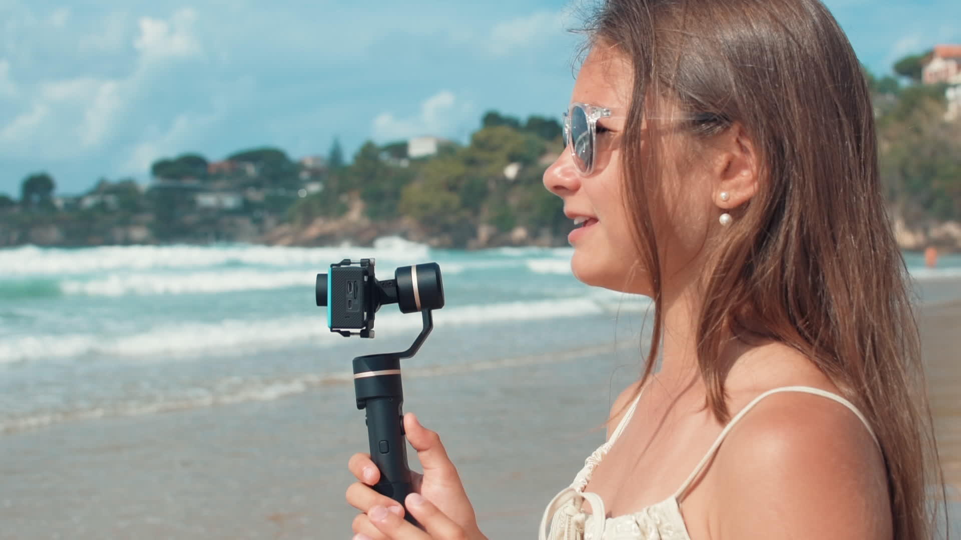 快乐的女孩在海边录制vlog视频的预览图