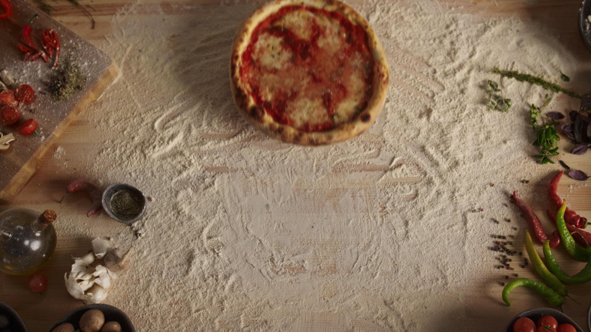 由意大利美食餐厅制作的美味披萨烤箱视频的预览图