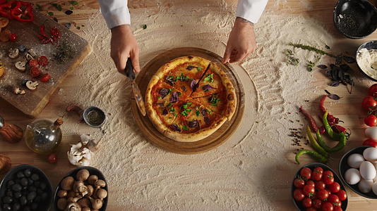 餐厅厨房专业厨师使用圆刀切披萨视频的预览图