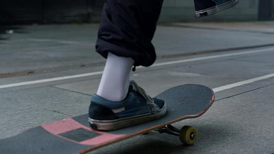 滑板上长板平衡短视频的预览图