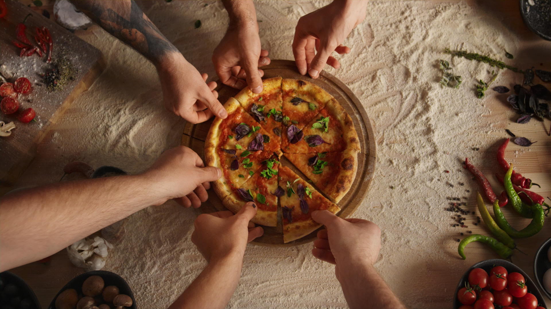 在餐厅比萨店的切菜板上朋友们分享比萨片视频的预览图