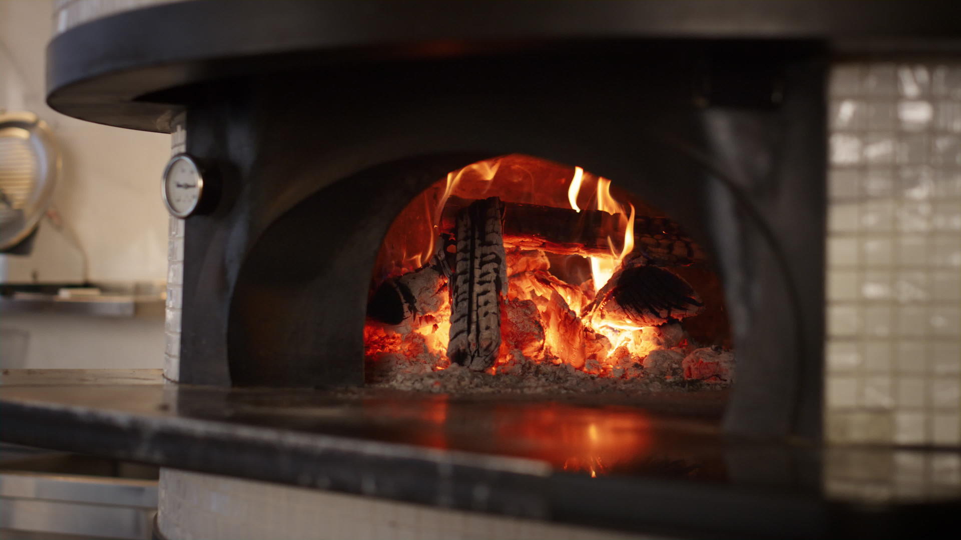 燃烧木柴的厨房石炉ar意大利比萨餐厅视频的预览图
