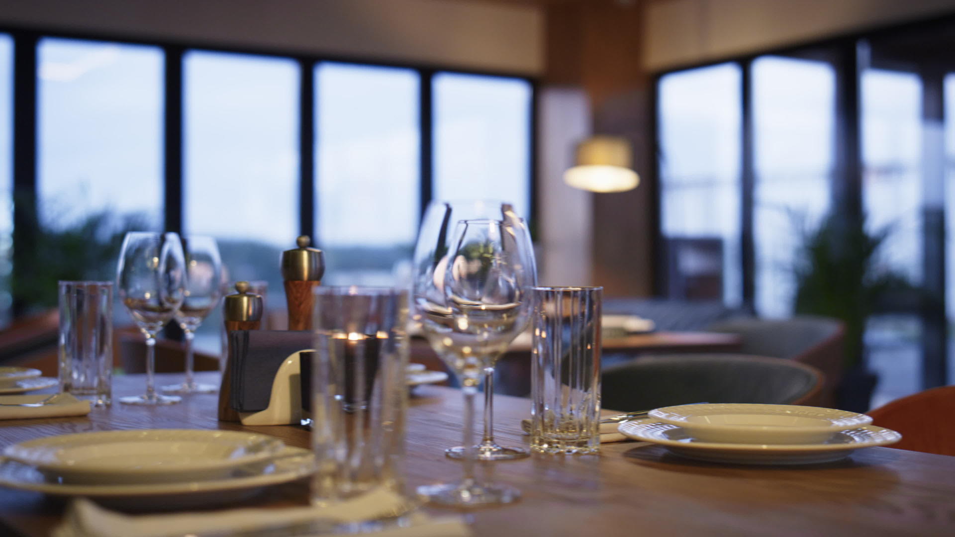 浪漫的晚餐之夜空荡荡的餐厅酒吧内部视频的预览图