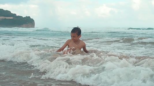 快乐的男孩在海边度过时光视频的预览图