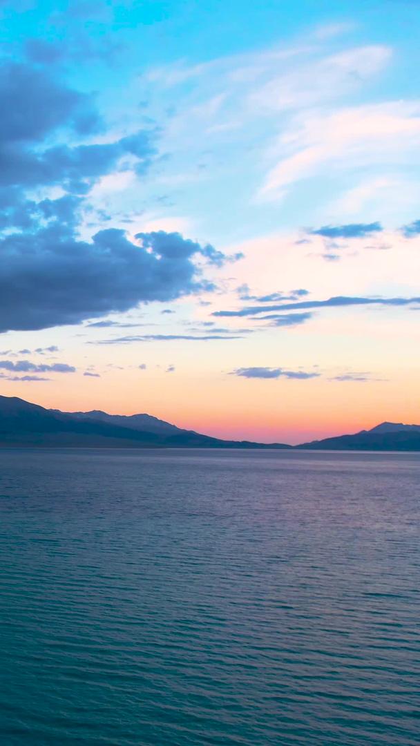 航拍5A景区赛里木湖傍晚日落风景视频视频的预览图