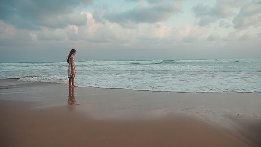 小女孩在海边放松和享受视频的预览图